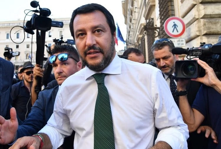 Τα ψέματα τελείωσαν: Σαλβίνι και Κόμμα των Ελευθέρων ορθώνουν ανάστημα: «Οι μετανάστες να κρατούνται πάνω στα πλοία, θα σας φροντίζουν καλά»